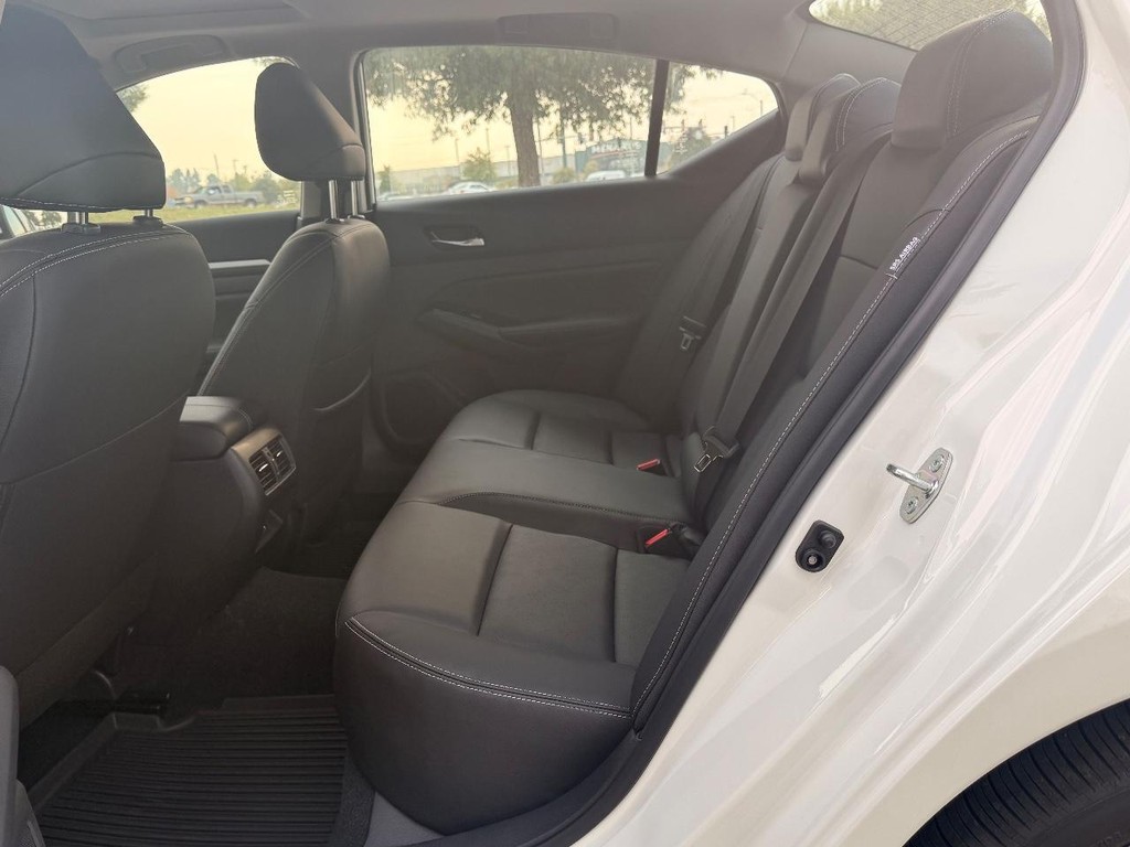 Nissan Altima Vehicle Full-screen Gallery Image 25