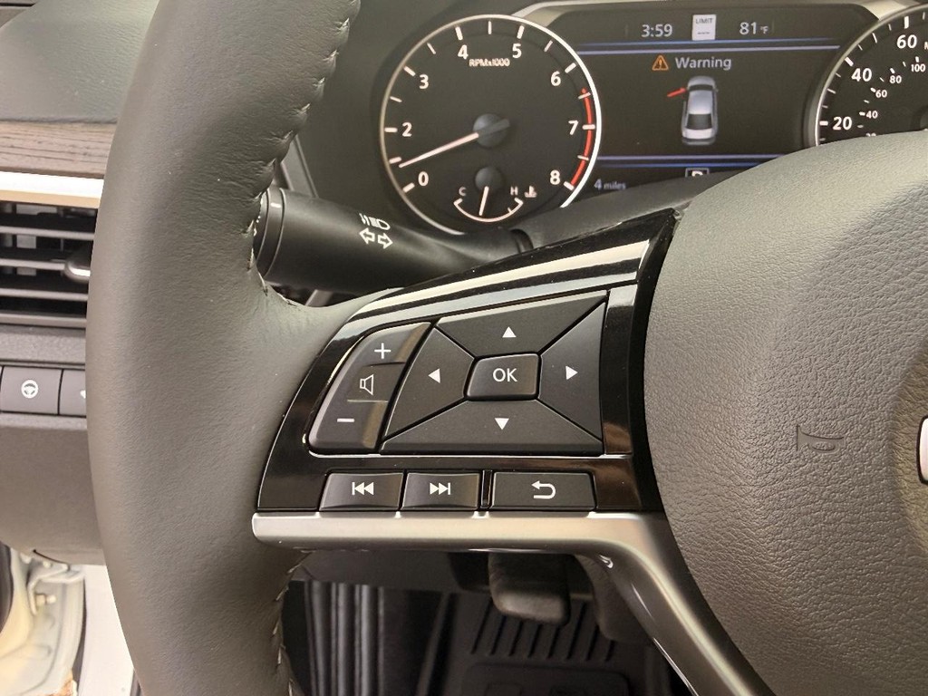 Nissan Altima Vehicle Full-screen Gallery Image 26