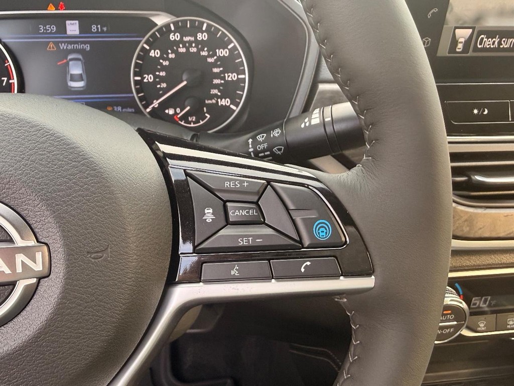 Nissan Altima Vehicle Full-screen Gallery Image 27