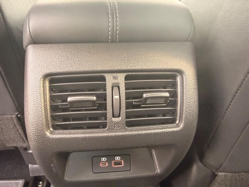 Nissan Altima Vehicle Full-screen Gallery Image 30