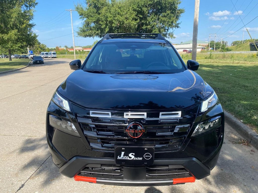 Nissan Rogue Vehicle Full-screen Gallery Image 02