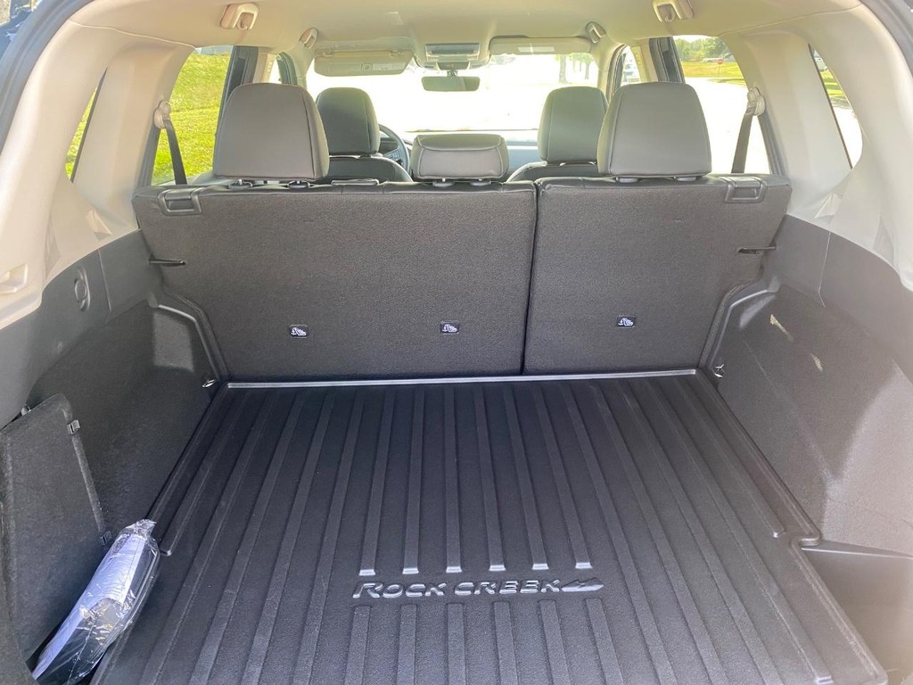 Nissan Rogue Vehicle Full-screen Gallery Image 05