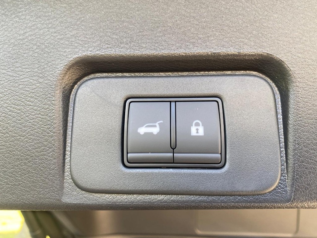 Nissan Rogue Vehicle Full-screen Gallery Image 06