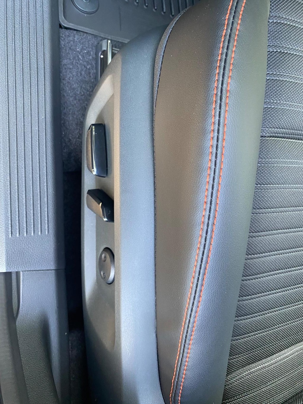 Nissan Rogue Vehicle Full-screen Gallery Image 08