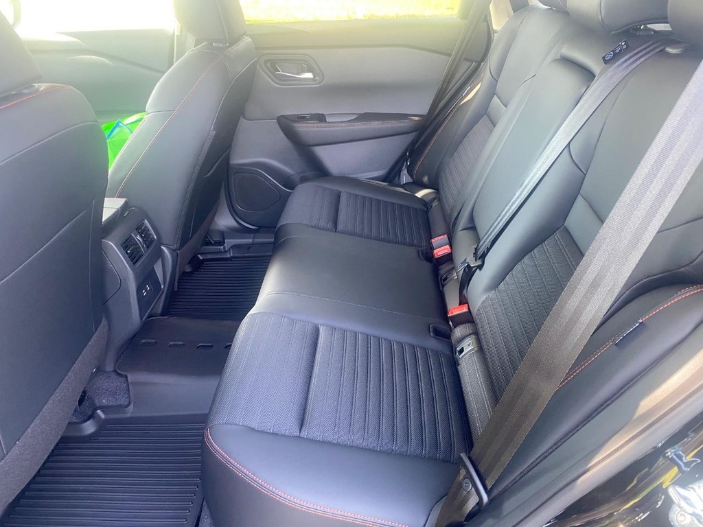 Nissan Rogue Vehicle Full-screen Gallery Image 09