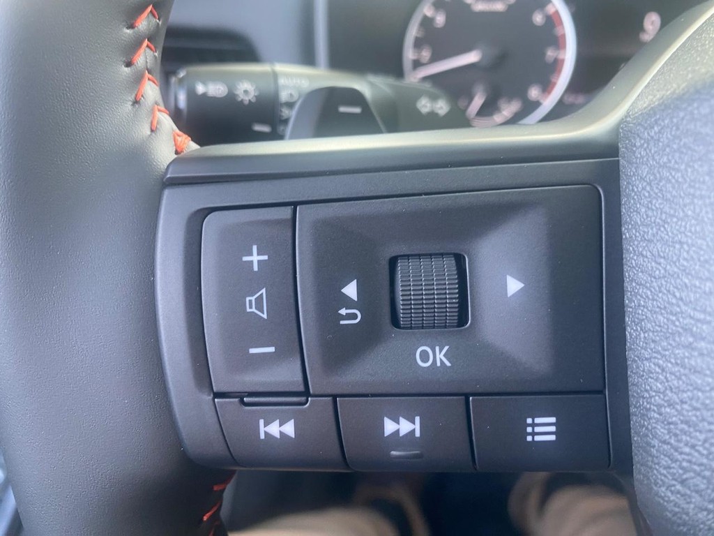 Nissan Rogue Vehicle Full-screen Gallery Image 11