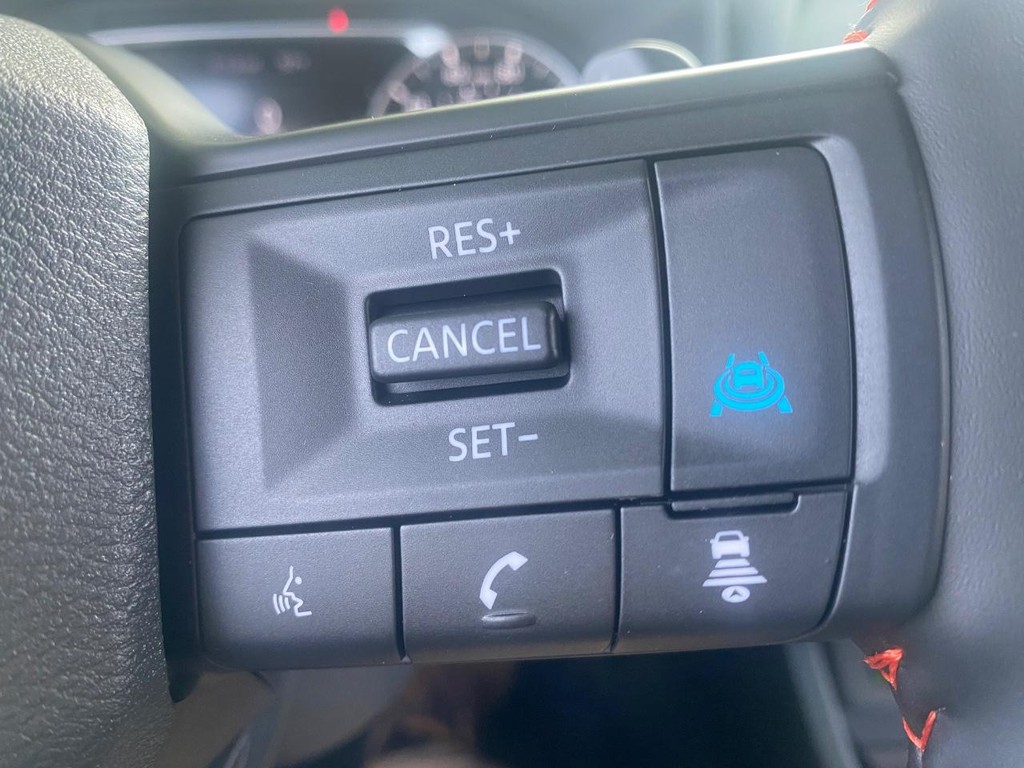 Nissan Rogue Vehicle Full-screen Gallery Image 12