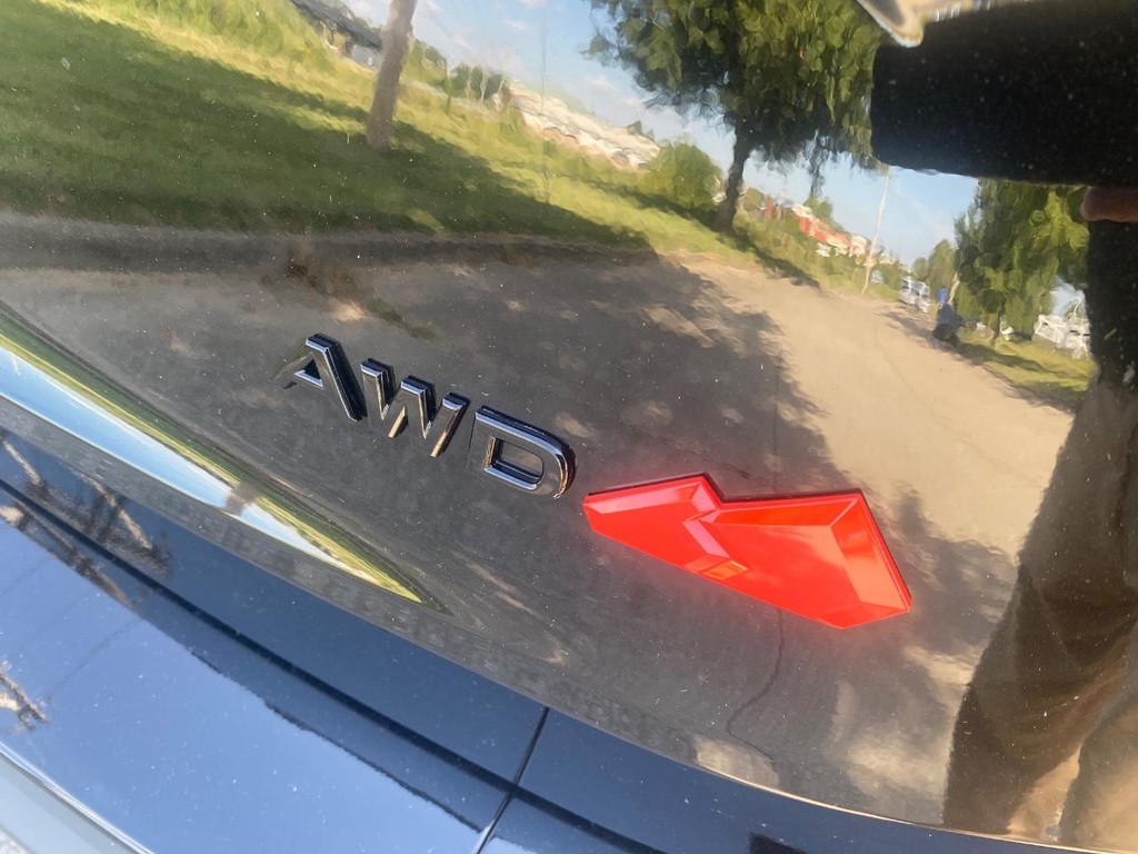 Nissan Rogue Vehicle Full-screen Gallery Image 15