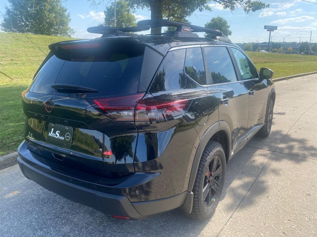 Nissan Rogue Vehicle Full-screen Gallery Image 16