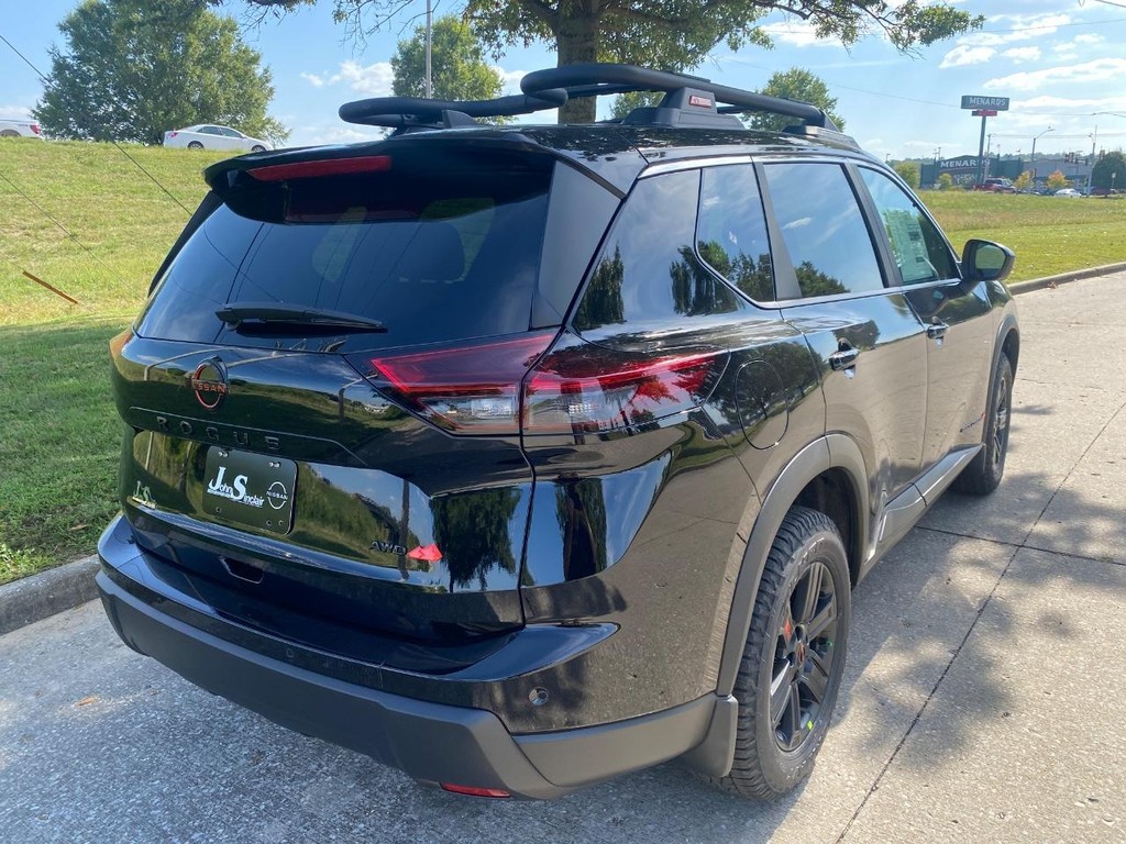 Nissan Rogue Vehicle Full-screen Gallery Image 17