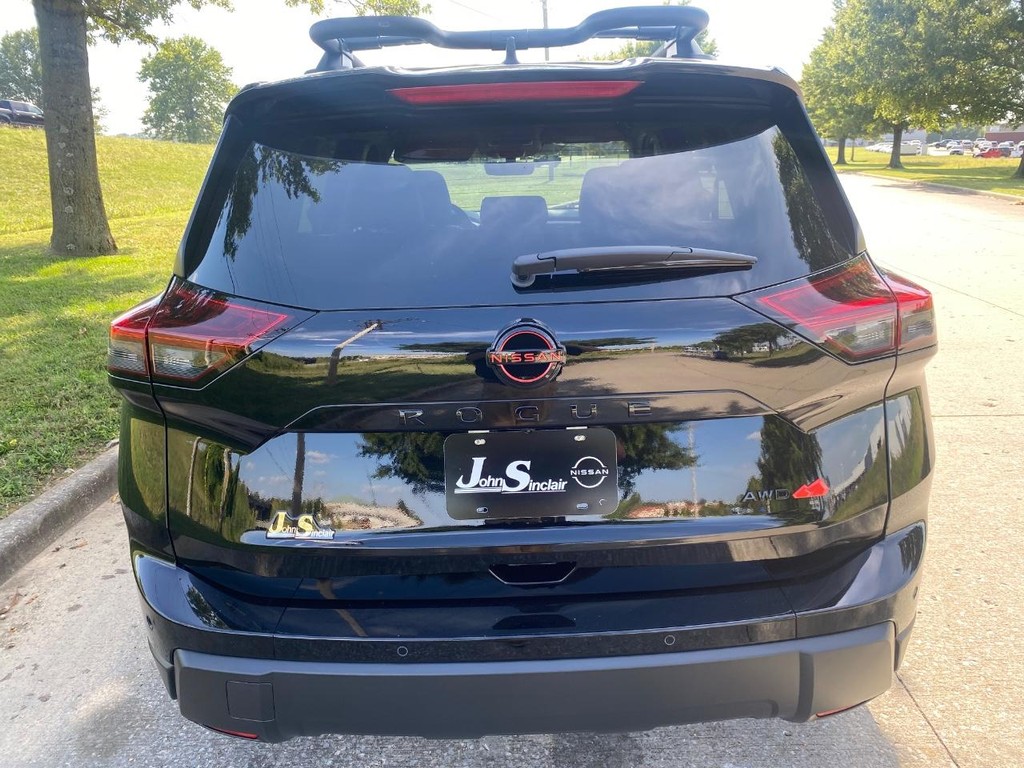 Nissan Rogue Vehicle Full-screen Gallery Image 18