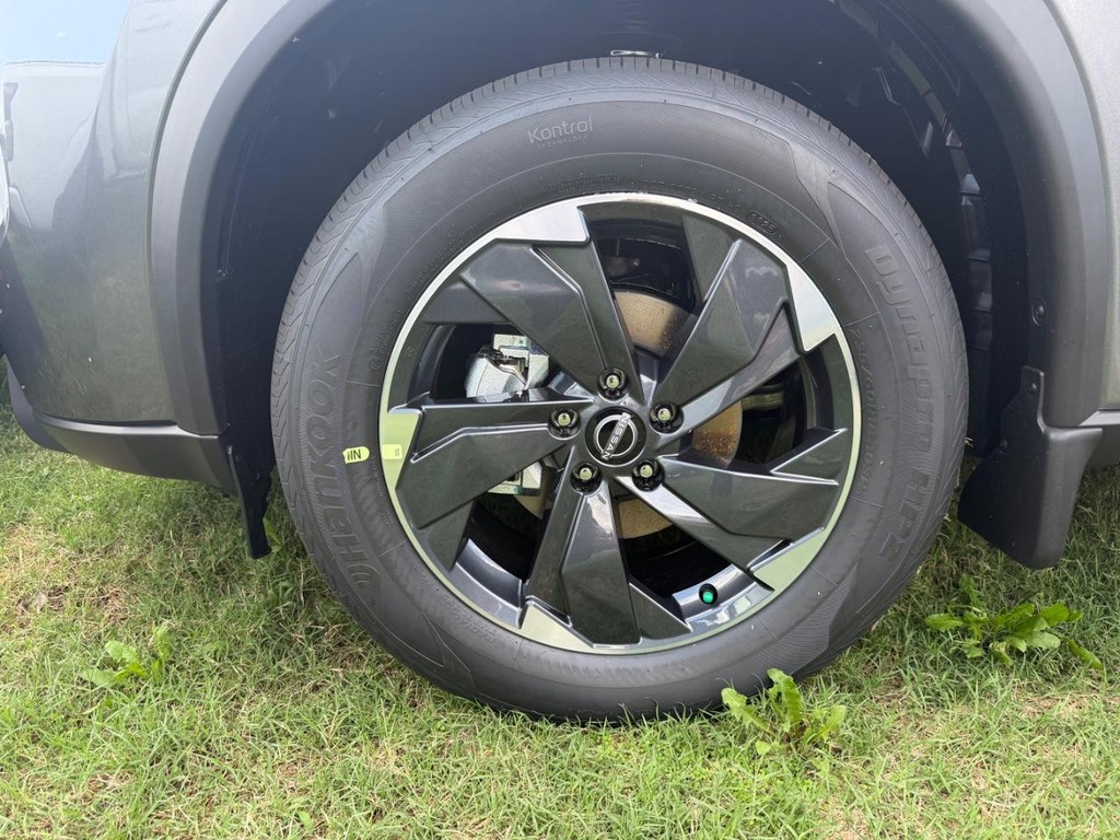 Nissan Rogue Vehicle Full-screen Gallery Image 02