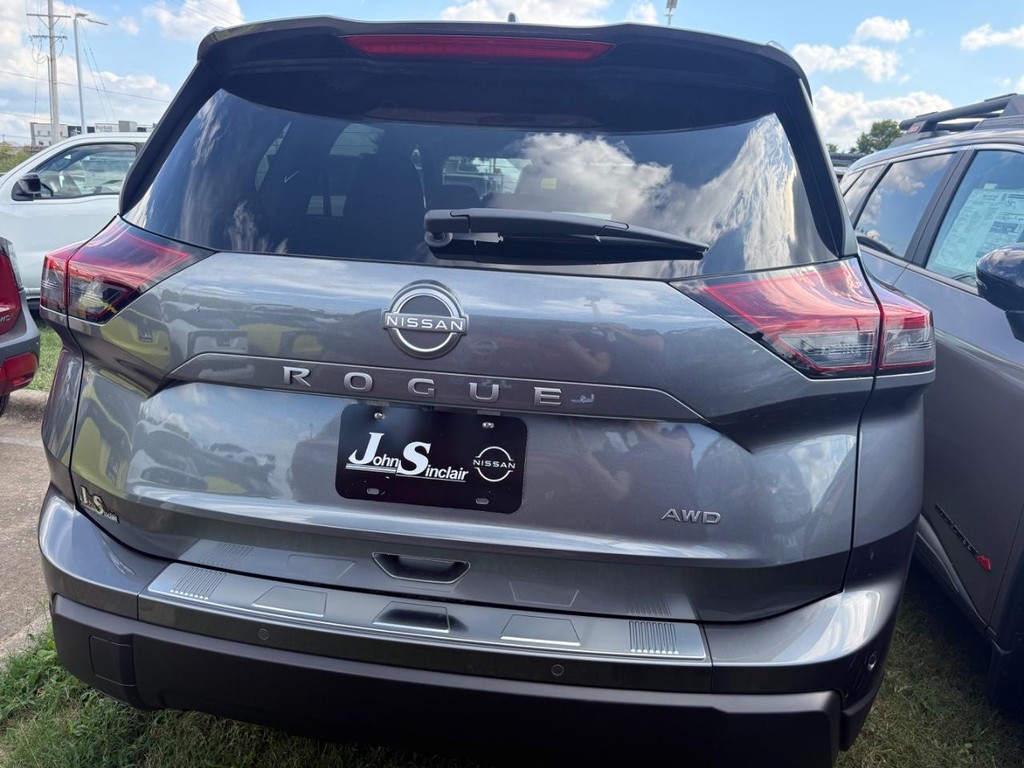 Nissan Rogue Vehicle Full-screen Gallery Image 04