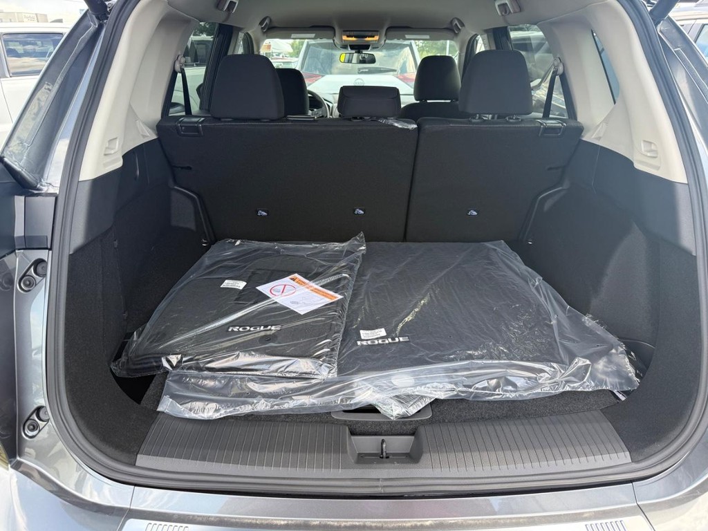 Nissan Rogue Vehicle Full-screen Gallery Image 06