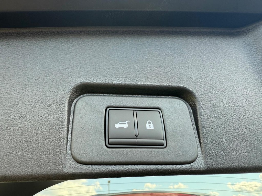 Nissan Rogue Vehicle Full-screen Gallery Image 08