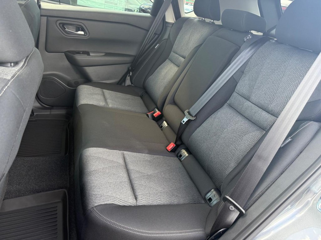 Nissan Rogue Vehicle Full-screen Gallery Image 09