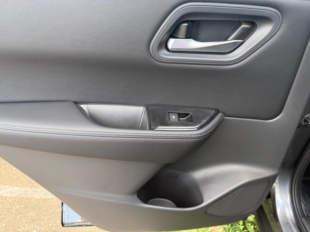 Nissan Rogue Vehicle Full-screen Gallery Image 10