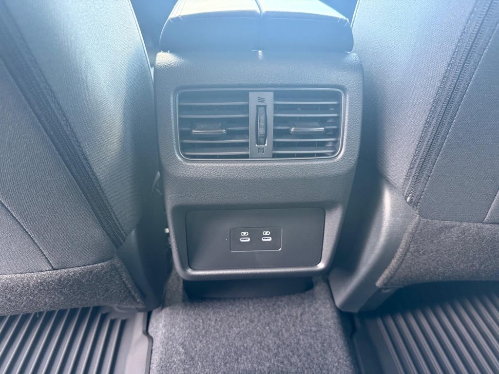 Nissan Rogue Vehicle Full-screen Gallery Image 13