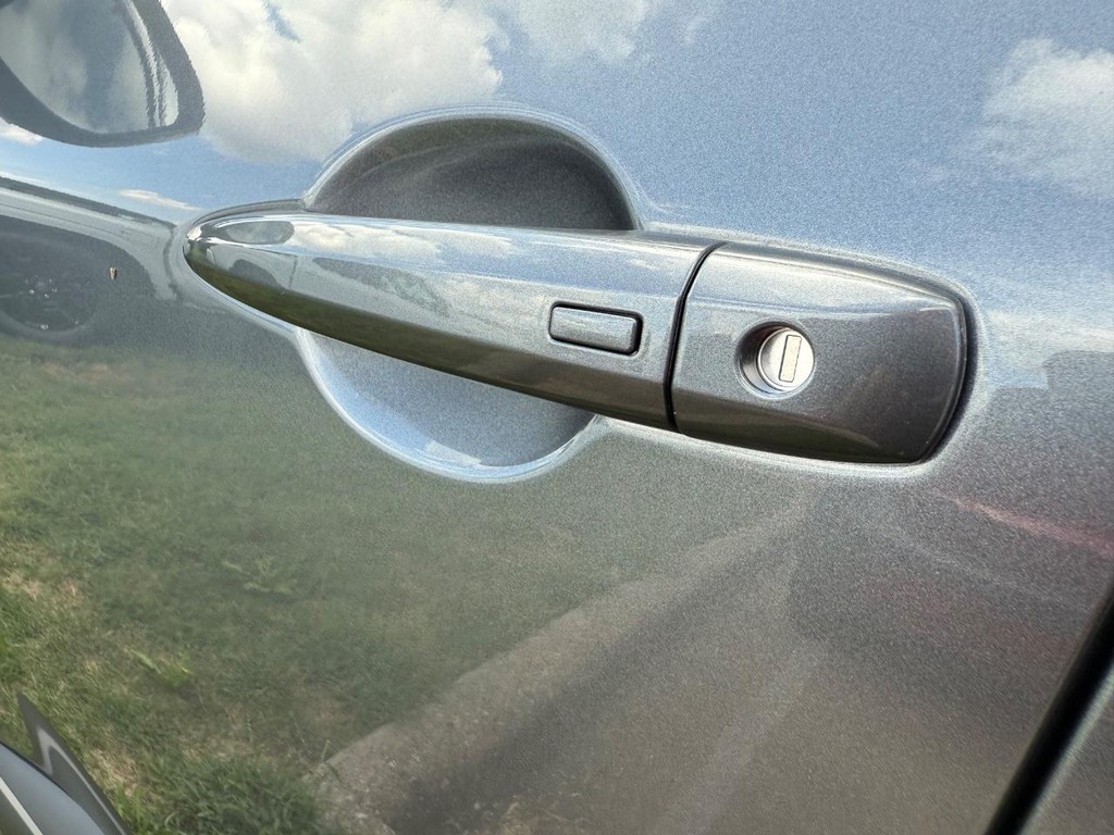 Nissan Rogue Vehicle Full-screen Gallery Image 14