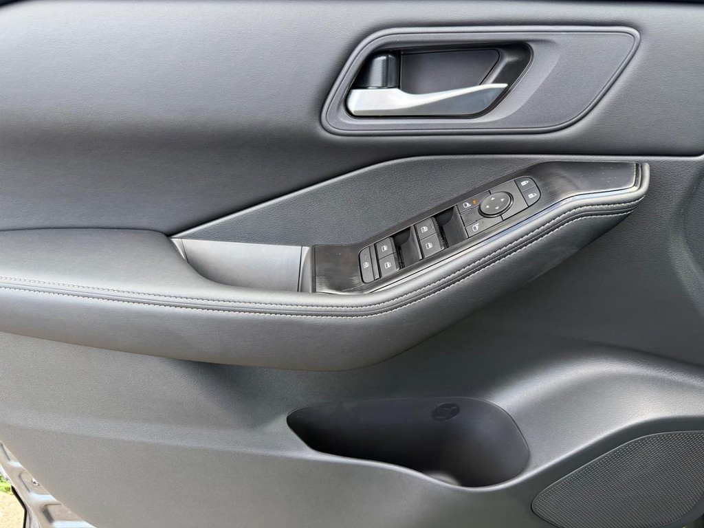 Nissan Rogue Vehicle Full-screen Gallery Image 15