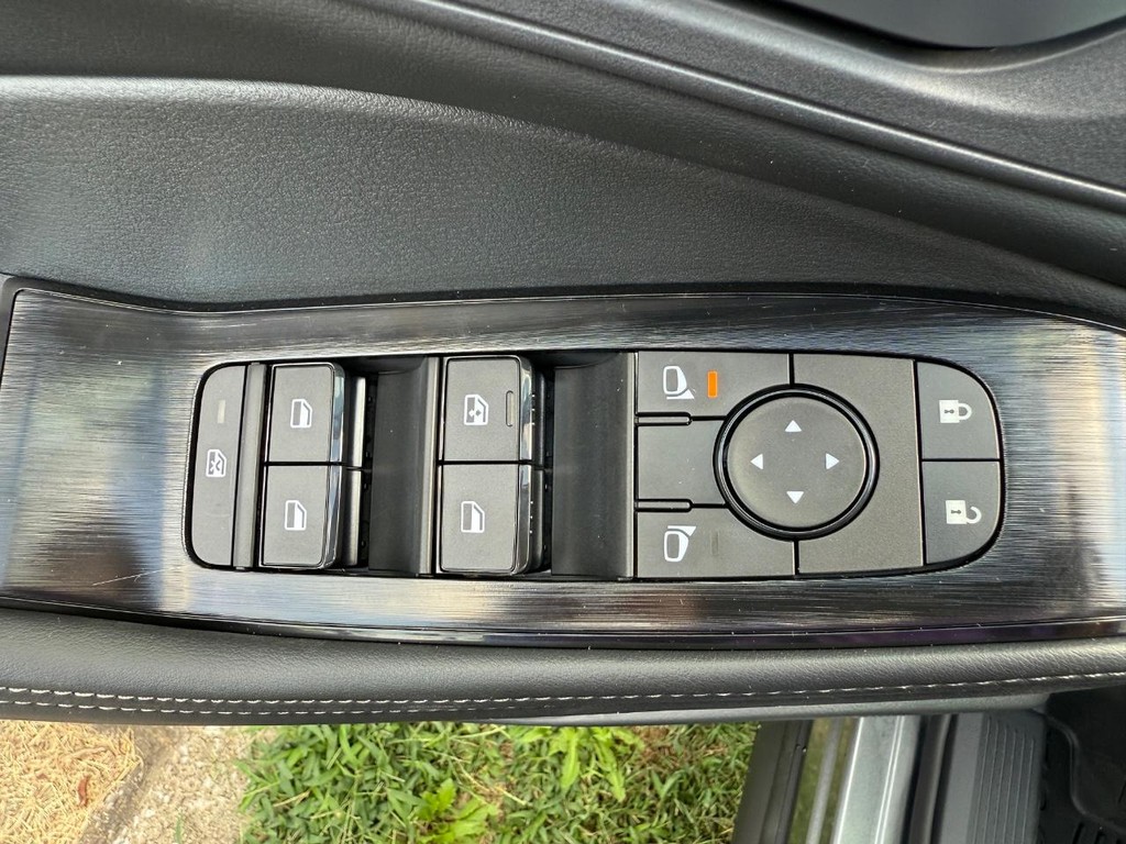 Nissan Rogue Vehicle Full-screen Gallery Image 16