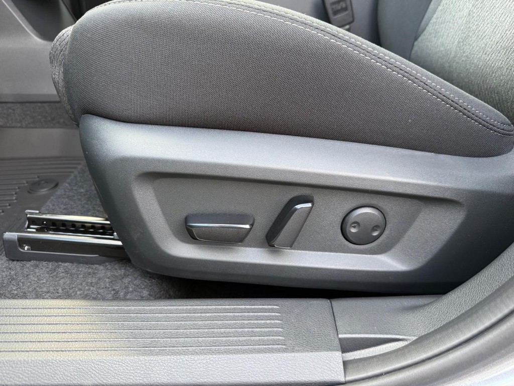 Nissan Rogue Vehicle Full-screen Gallery Image 17