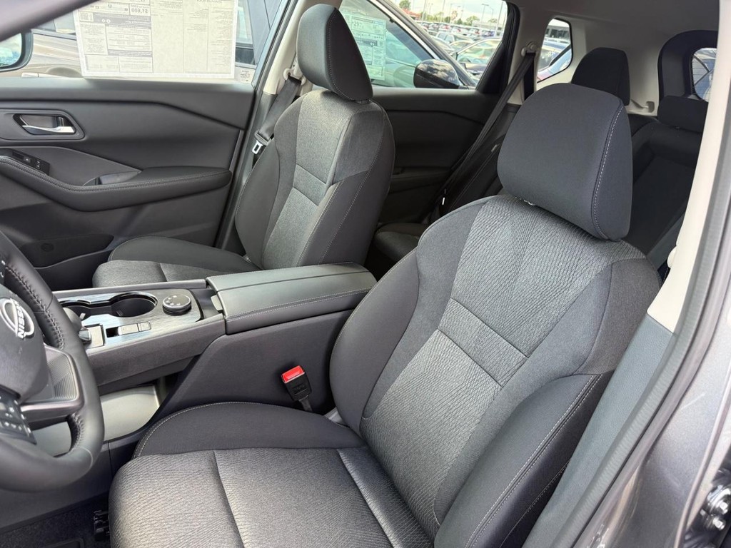 Nissan Rogue Vehicle Full-screen Gallery Image 18