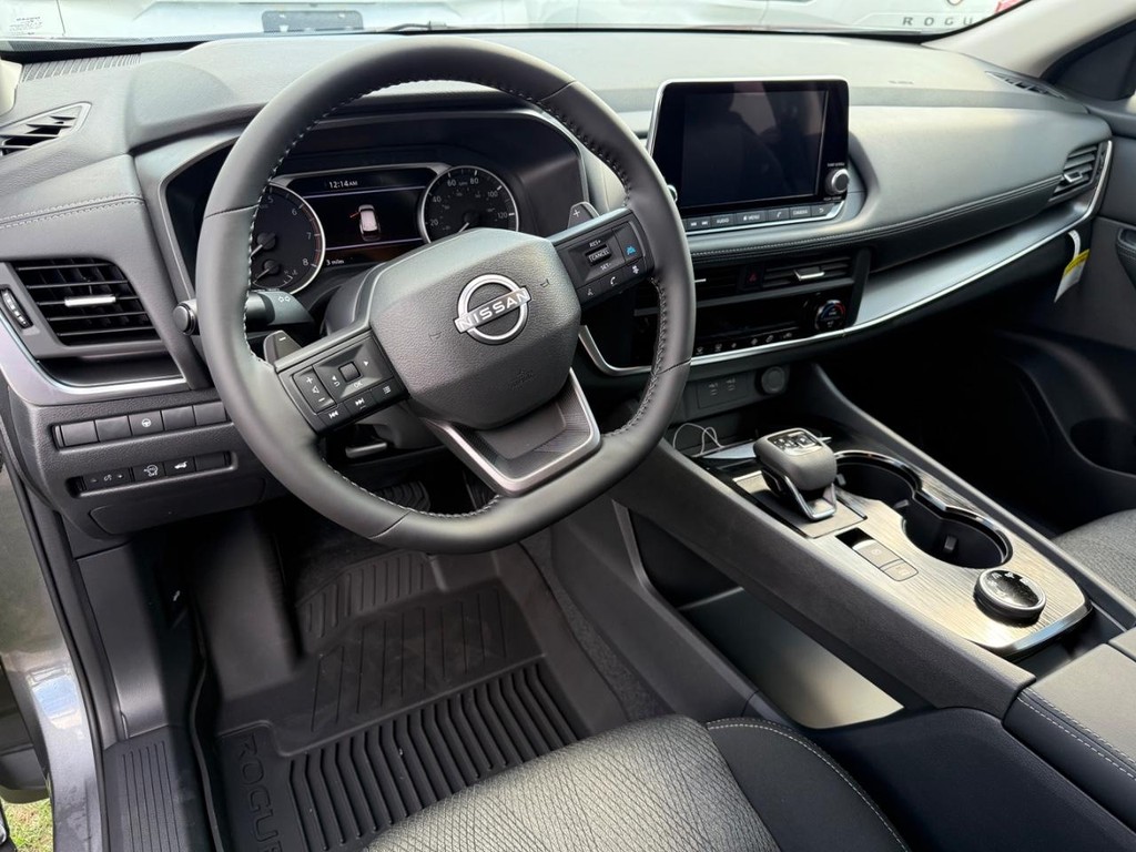 Nissan Rogue Vehicle Full-screen Gallery Image 19