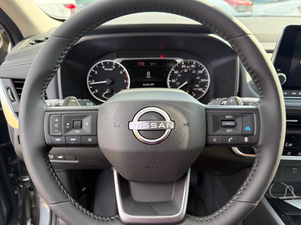 Nissan Rogue Vehicle Full-screen Gallery Image 21