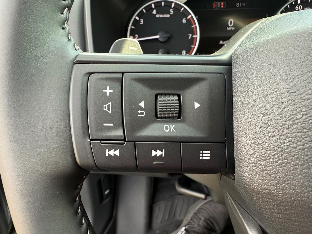 Nissan Rogue Vehicle Full-screen Gallery Image 22