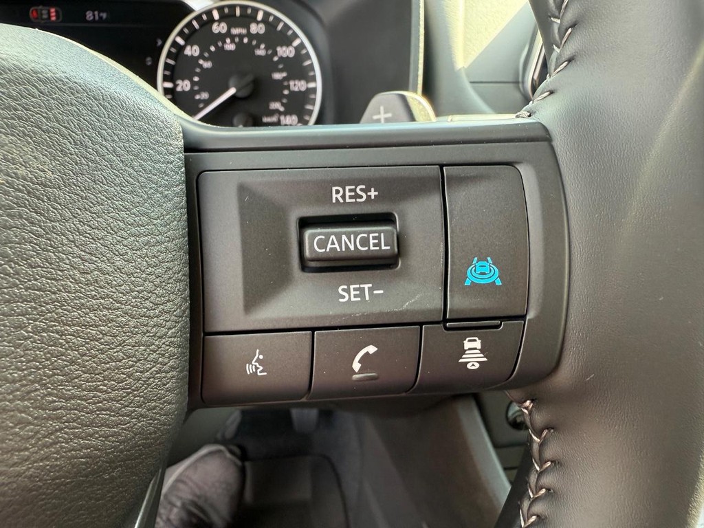 Nissan Rogue Vehicle Full-screen Gallery Image 23