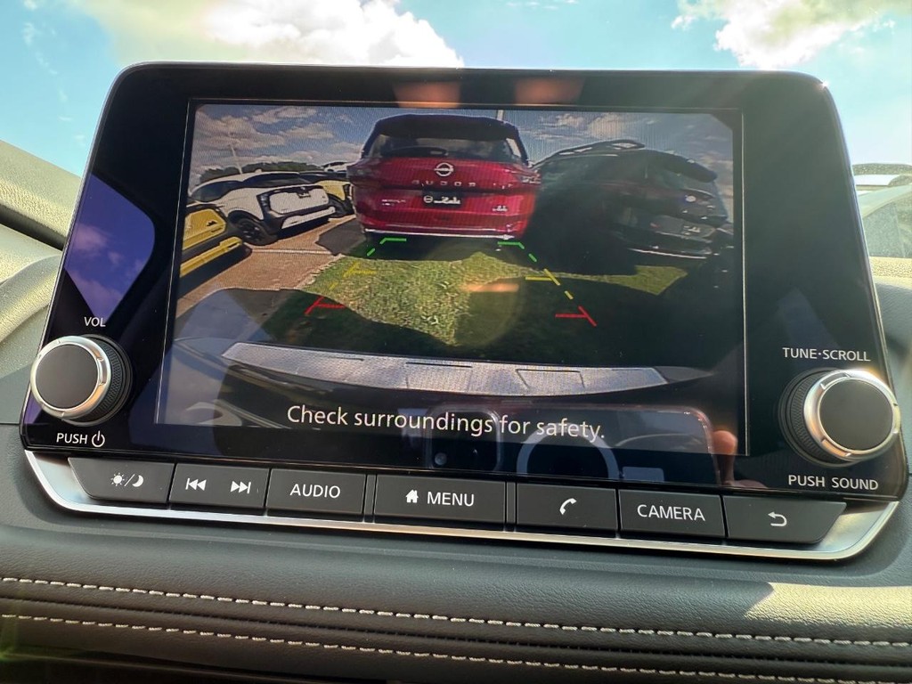 Nissan Rogue Vehicle Full-screen Gallery Image 26