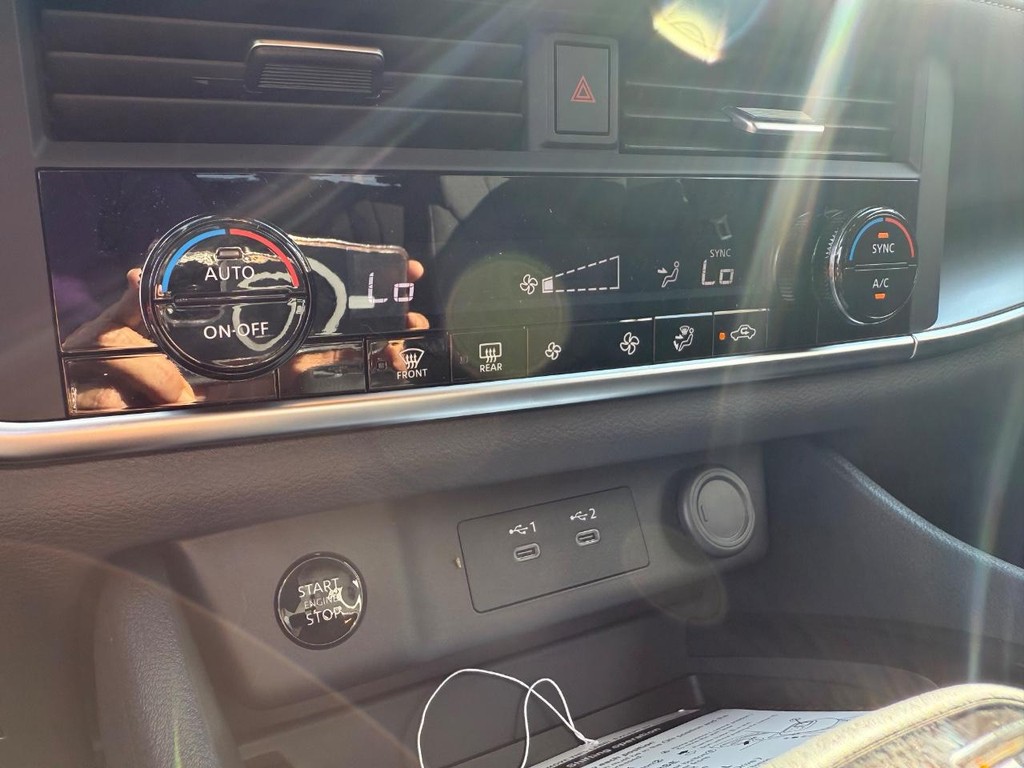 Nissan Rogue Vehicle Full-screen Gallery Image 28