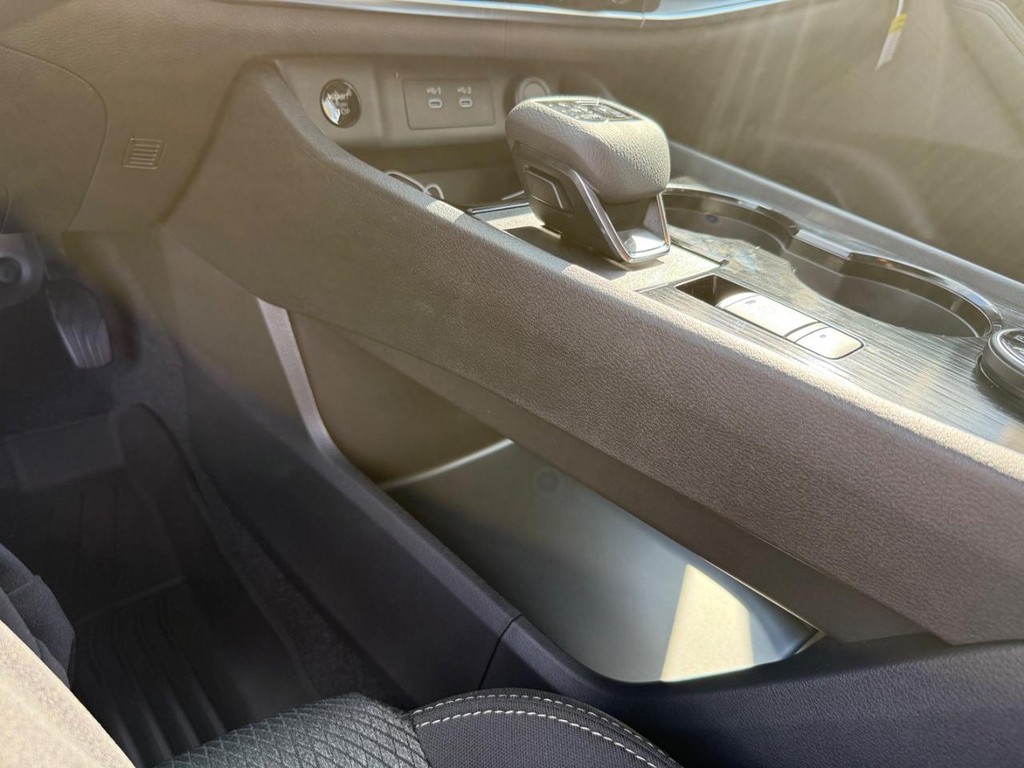 Nissan Rogue Vehicle Full-screen Gallery Image 32