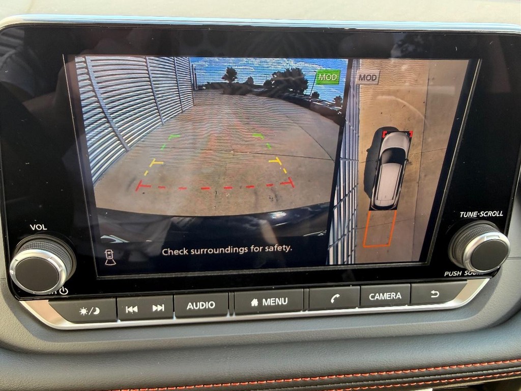 Nissan Rogue Vehicle Full-screen Gallery Image 02