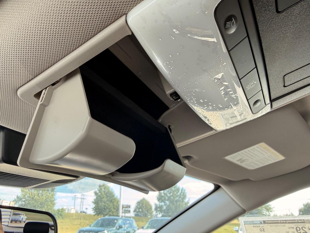 Nissan Rogue Vehicle Full-screen Gallery Image 04