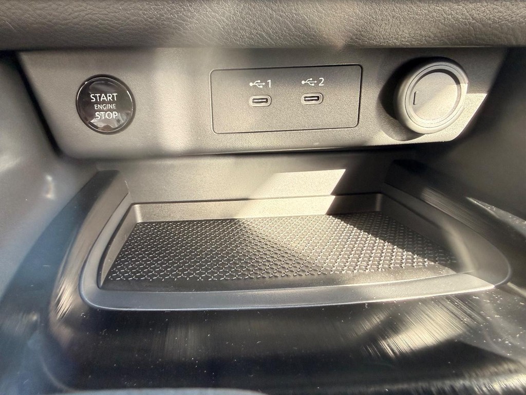 Nissan Rogue Vehicle Full-screen Gallery Image 06