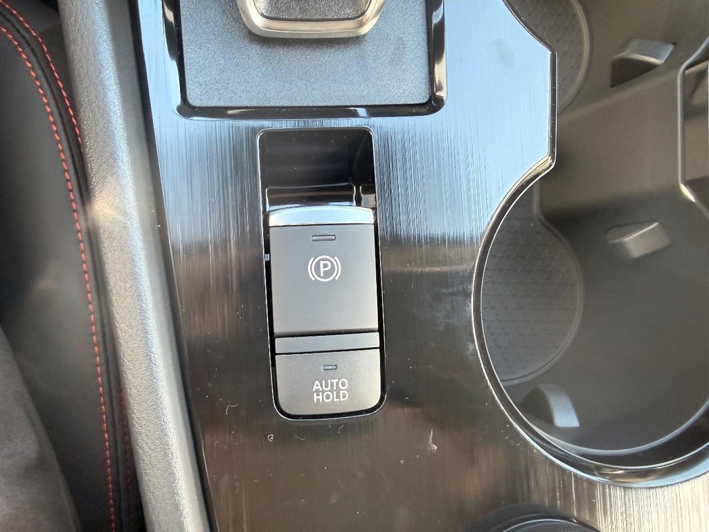 Nissan Rogue Vehicle Full-screen Gallery Image 08