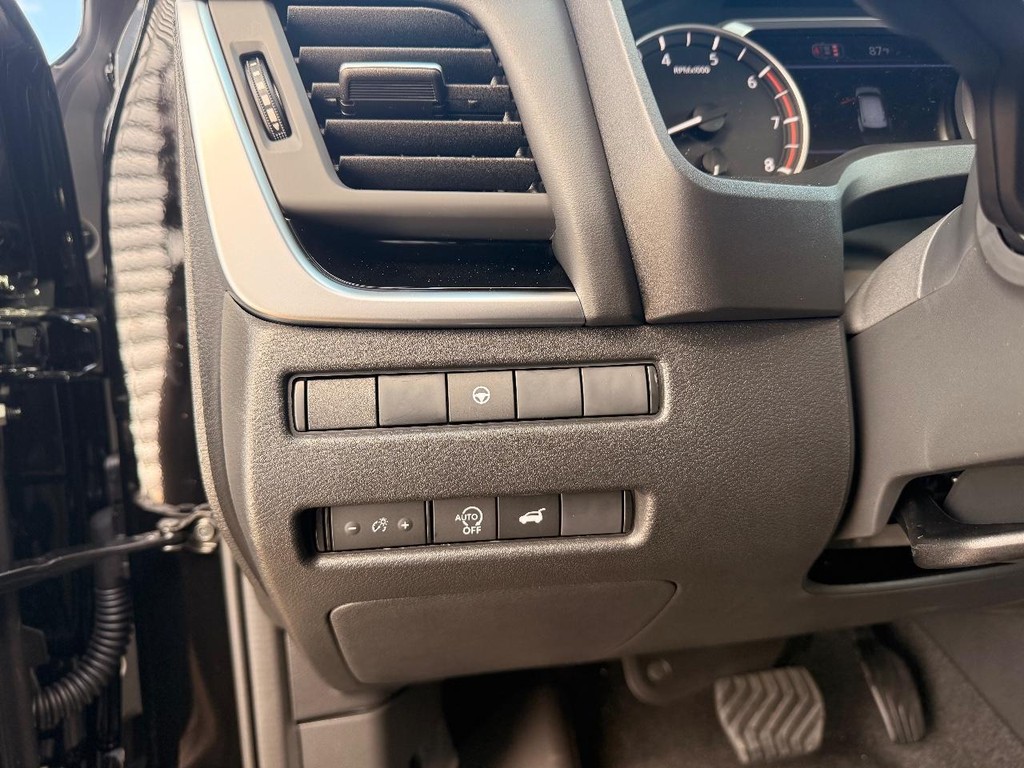 Nissan Rogue Vehicle Full-screen Gallery Image 13