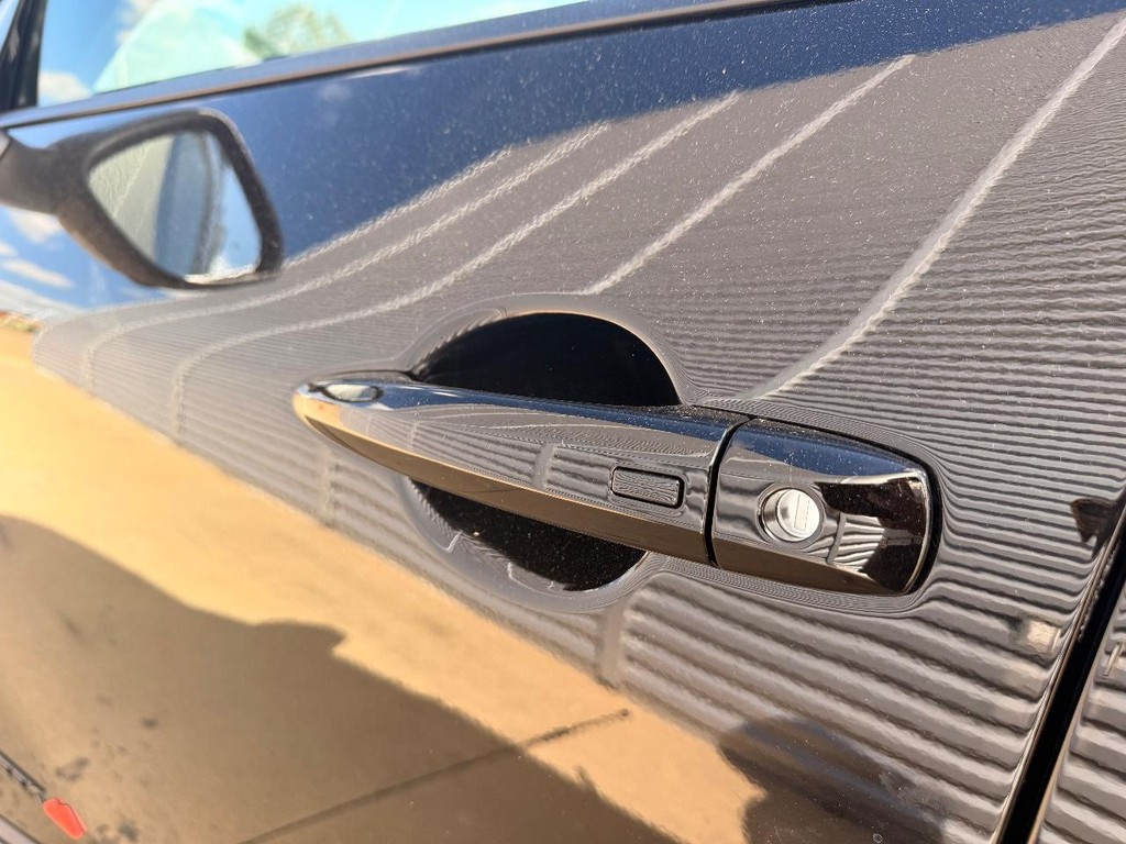 Nissan Rogue Vehicle Full-screen Gallery Image 16