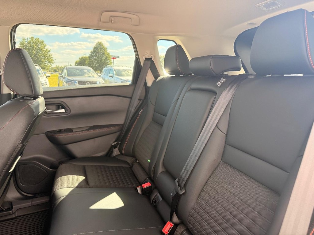 Nissan Rogue Vehicle Full-screen Gallery Image 20