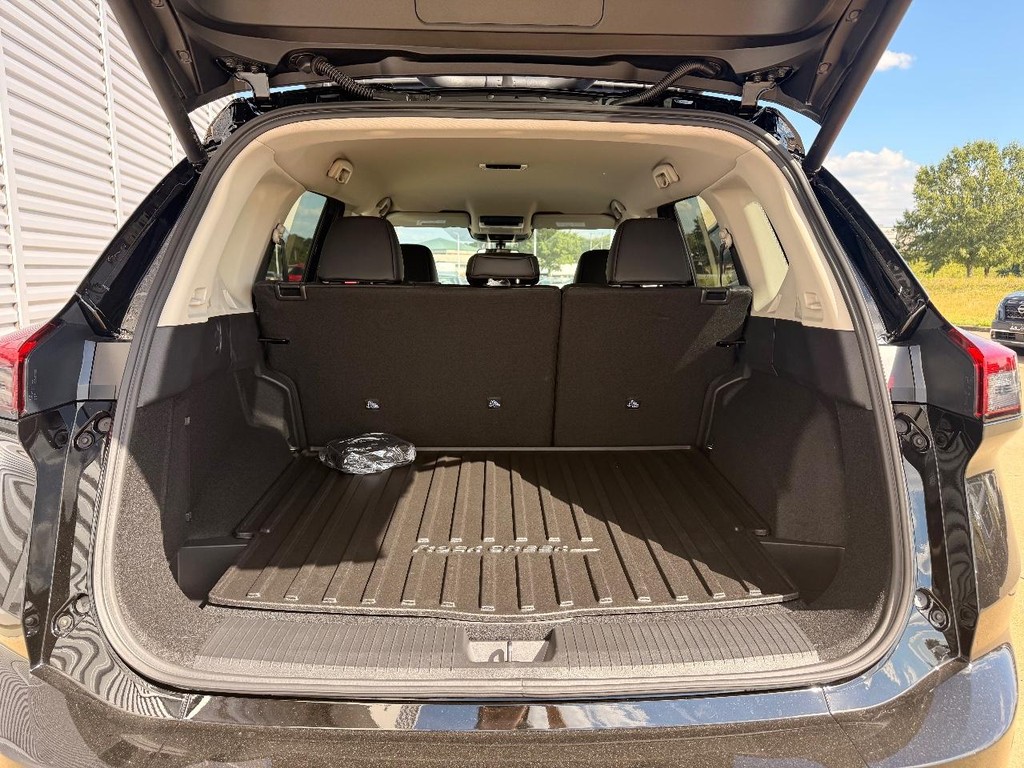 Nissan Rogue Vehicle Full-screen Gallery Image 22