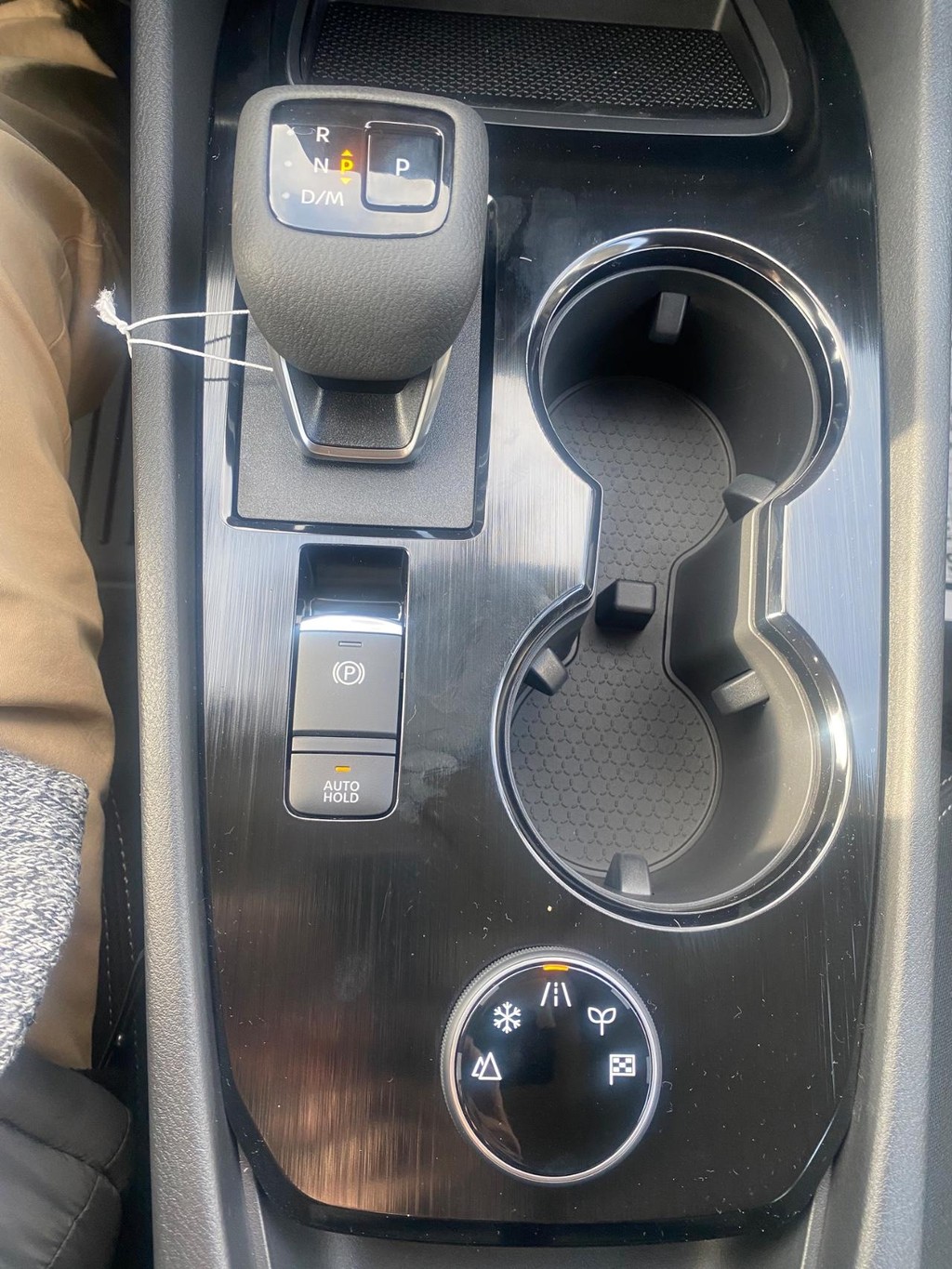 Nissan Rogue Vehicle Full-screen Gallery Image 03