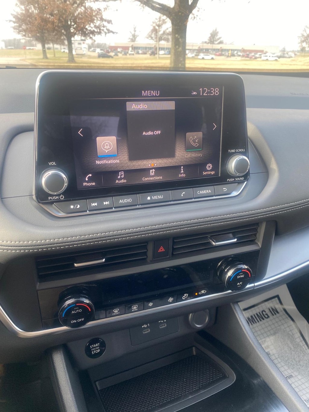 Nissan Rogue Vehicle Full-screen Gallery Image 04