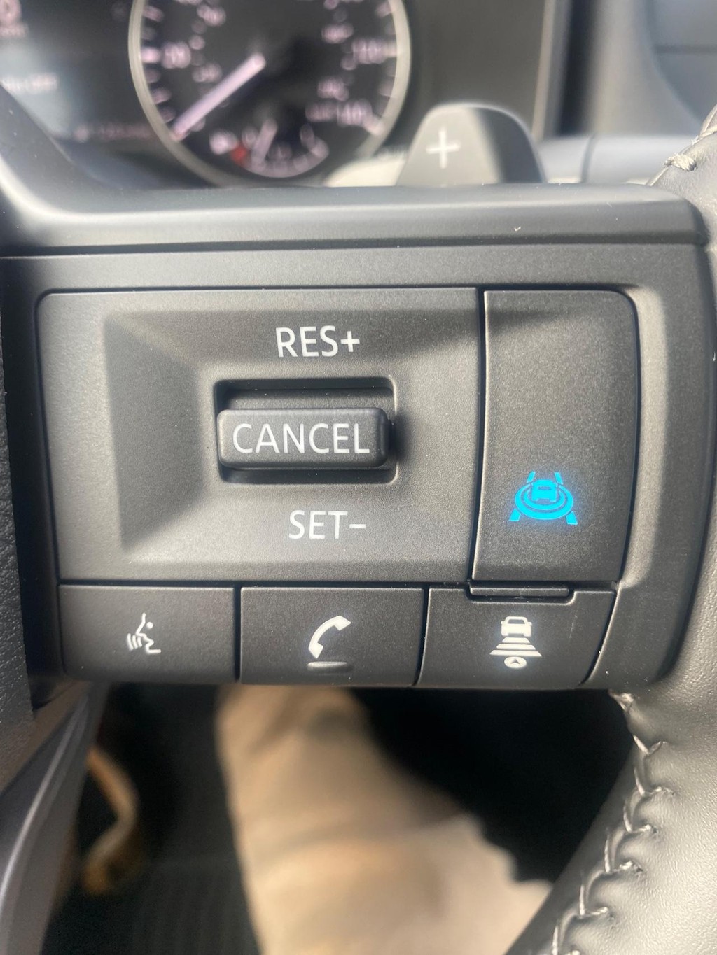 Nissan Rogue Vehicle Full-screen Gallery Image 05