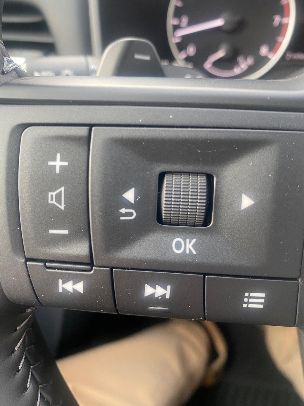 Nissan Rogue Vehicle Full-screen Gallery Image 06