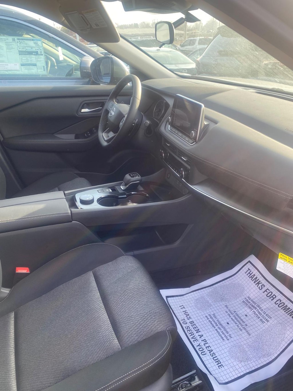 Nissan Rogue Vehicle Full-screen Gallery Image 12