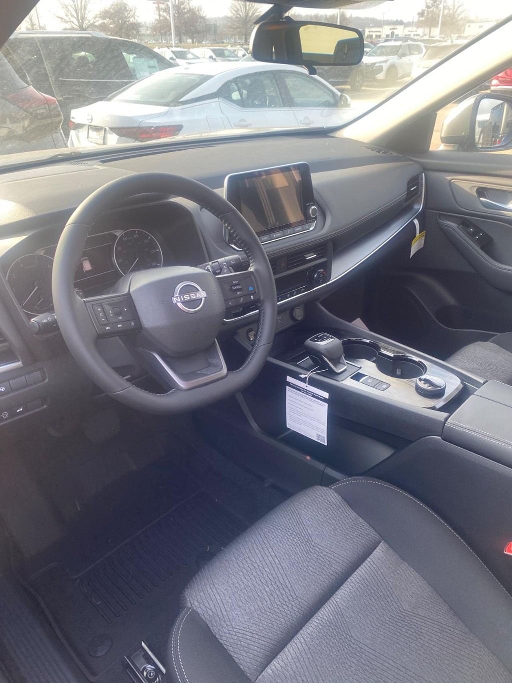 Nissan Rogue Vehicle Full-screen Gallery Image 19