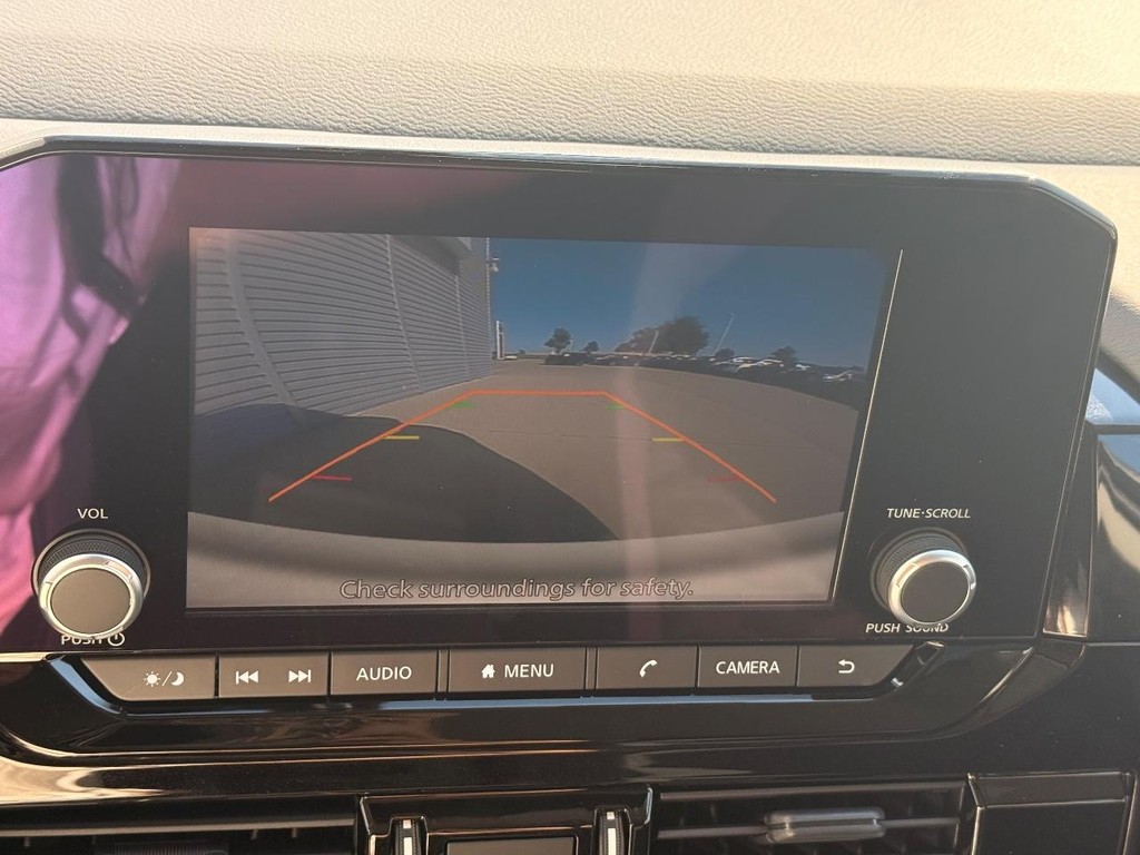 Nissan Pathfinder Vehicle Full-screen Gallery Image 02