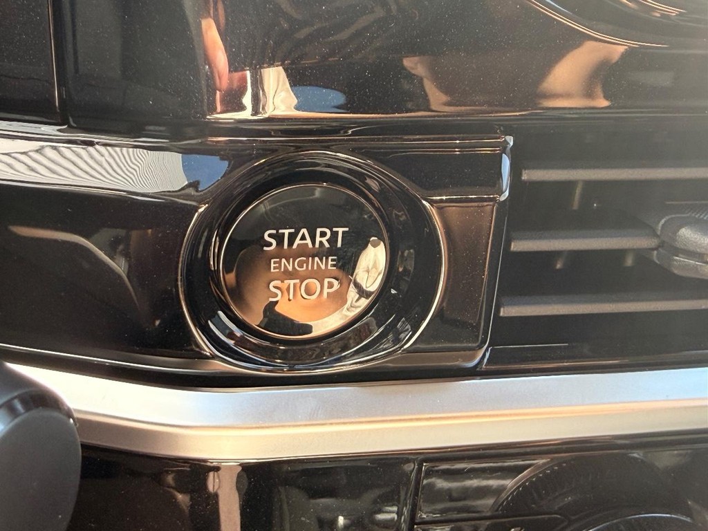 Nissan Pathfinder Vehicle Full-screen Gallery Image 03